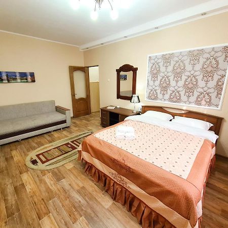 Апартаменты На Улице Розыбакиева, 103 Almati Kültér fotó